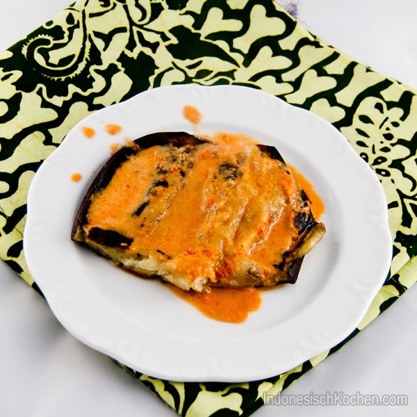 Gegrillte Auberginen in Kokosmilchsauce (Pecel Terong)