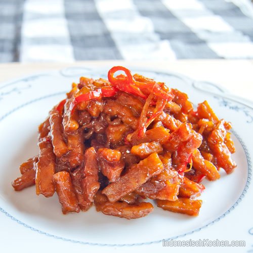 Gebratenes Tempeh mit Kokosmilch (Sambal Goreng Tempeh)