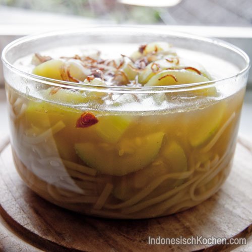 Glasnudelsuppe mit Zucchini