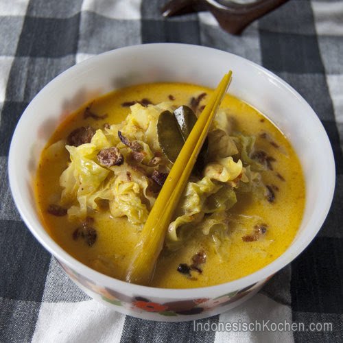 Spitzkohl in kokosmilch (Sayur Kol)