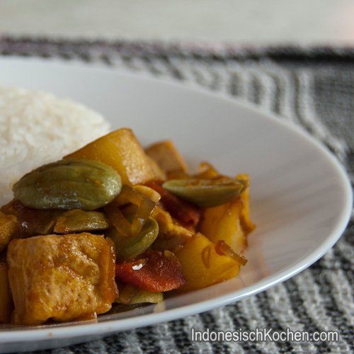 Tumis Tofu mit Peteh Bohnen