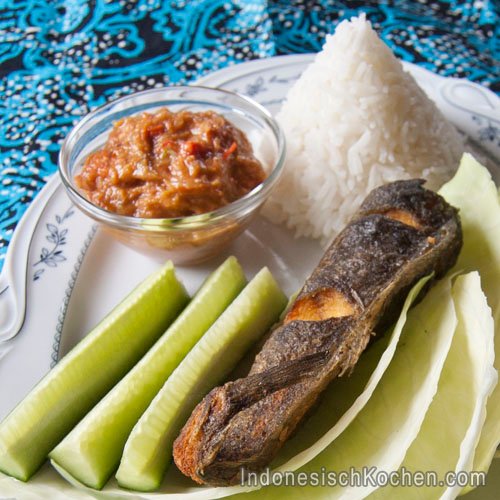 Pecel Lele (Knuspriger Katzenfisch mit Sambal-dip)