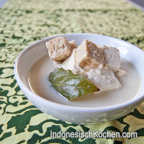 Tofu und Tempeh in Kokosmilch (Opor Tahu Tempe)