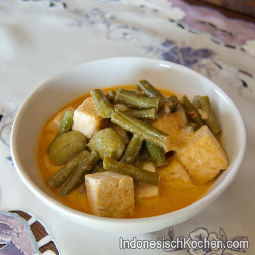 Sayur Tofu mit Schlange Bohnen