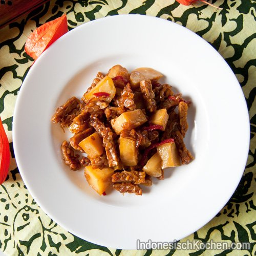 Würzig Gebratene Kartoffeln und Tempeh (Goreng Kentang Tempe)