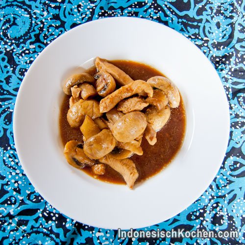 Huhn-Champignon in Sojasoße (Ayam Jamur Kecap)