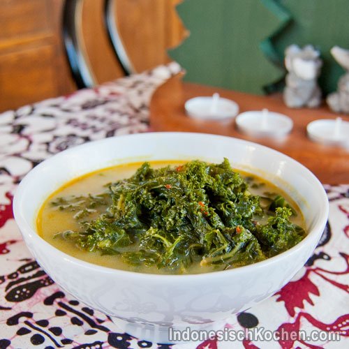 Grünkohl Gelbe Soße (Gulai Daun Kale)