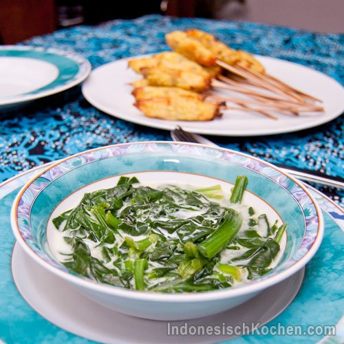 Spinat Kokosmilchsuppe (Sayur Bobor Bayam)