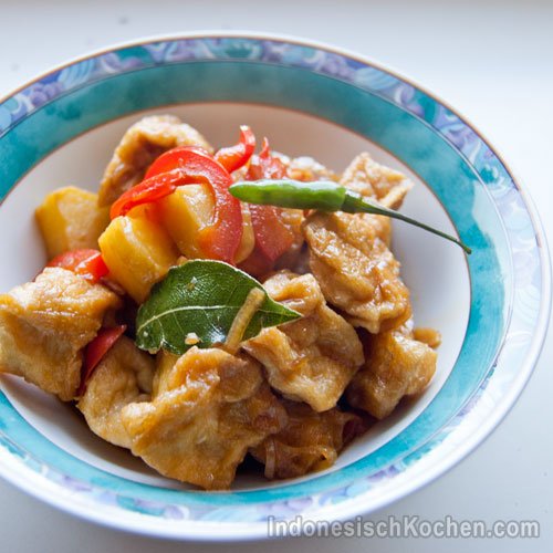 Gebackenes Tofu und Kartoffeln in Sojasoße