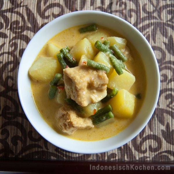 Tofu und Gemüse Eintopf, sayur tahu campur indonesisch