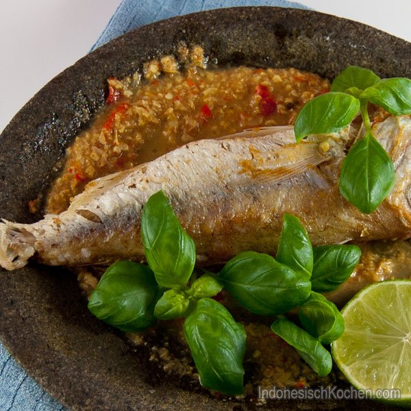 Fisch auf Sambal Ingwer-Gewürzlilie (Ikan Cobek) - Image 1