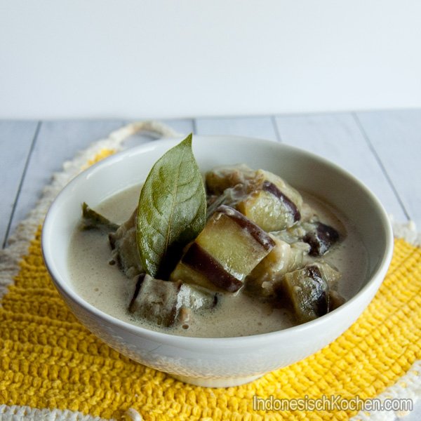 Herzhafte Auberginen Kokosmilchsuppe indonesisch kochen