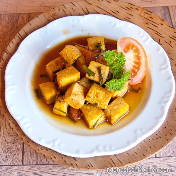 Tofu-Pfanne mit Sojasauce (Tumis Tahu)
