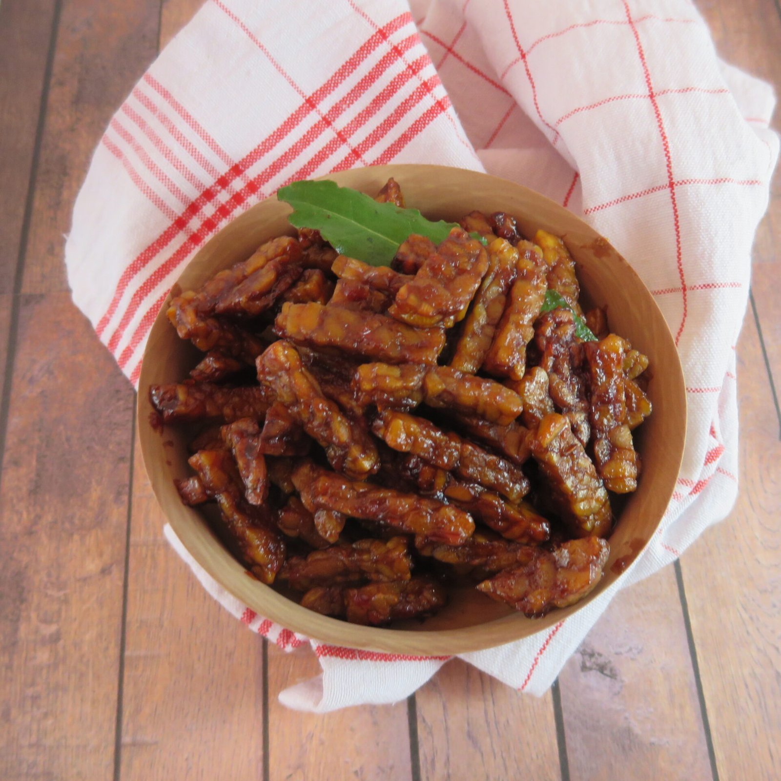 Gebackenes tempeh mit Sojasoße