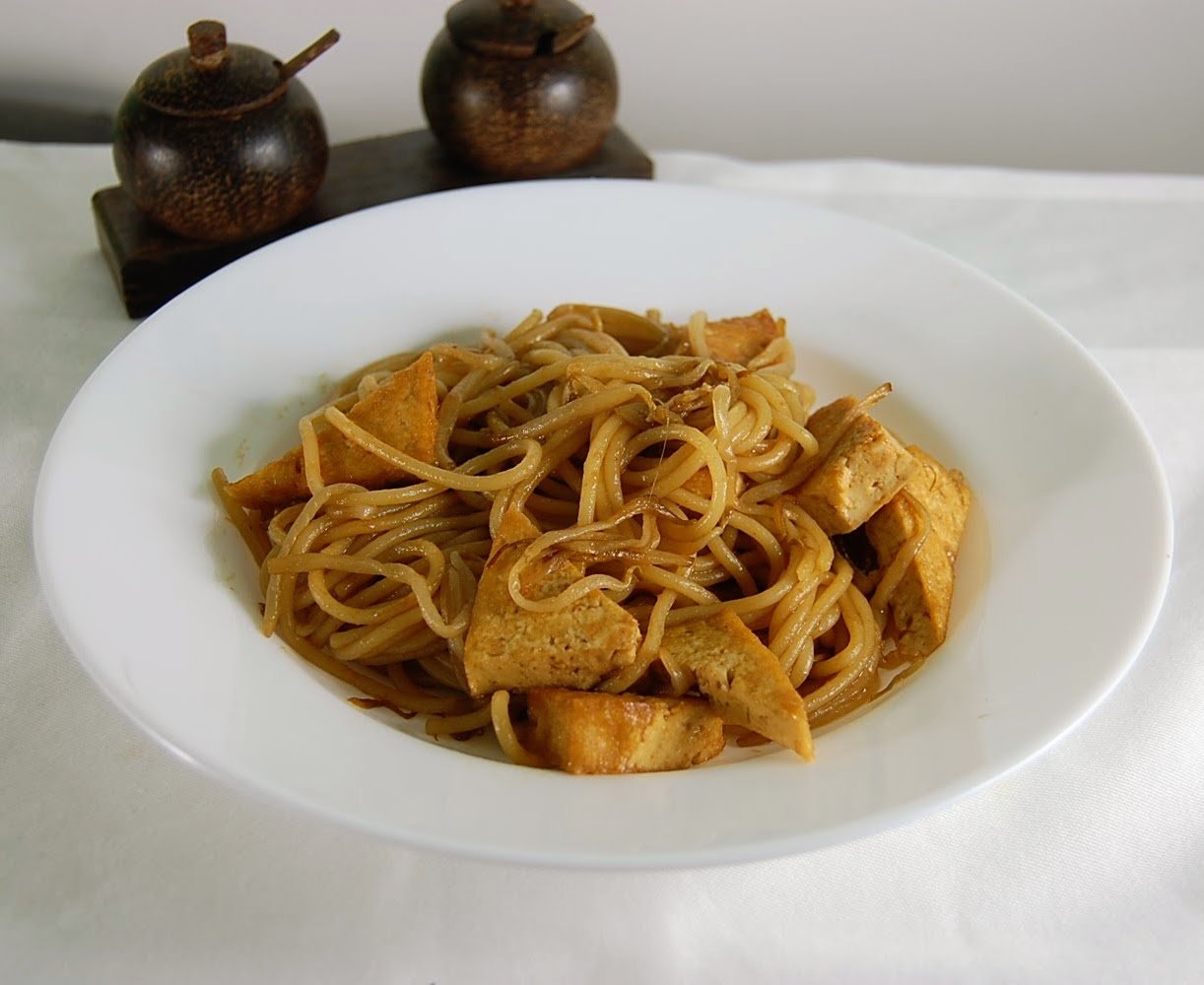 Gebratene Nudeln mit Tofu in der Hoisin Sauce