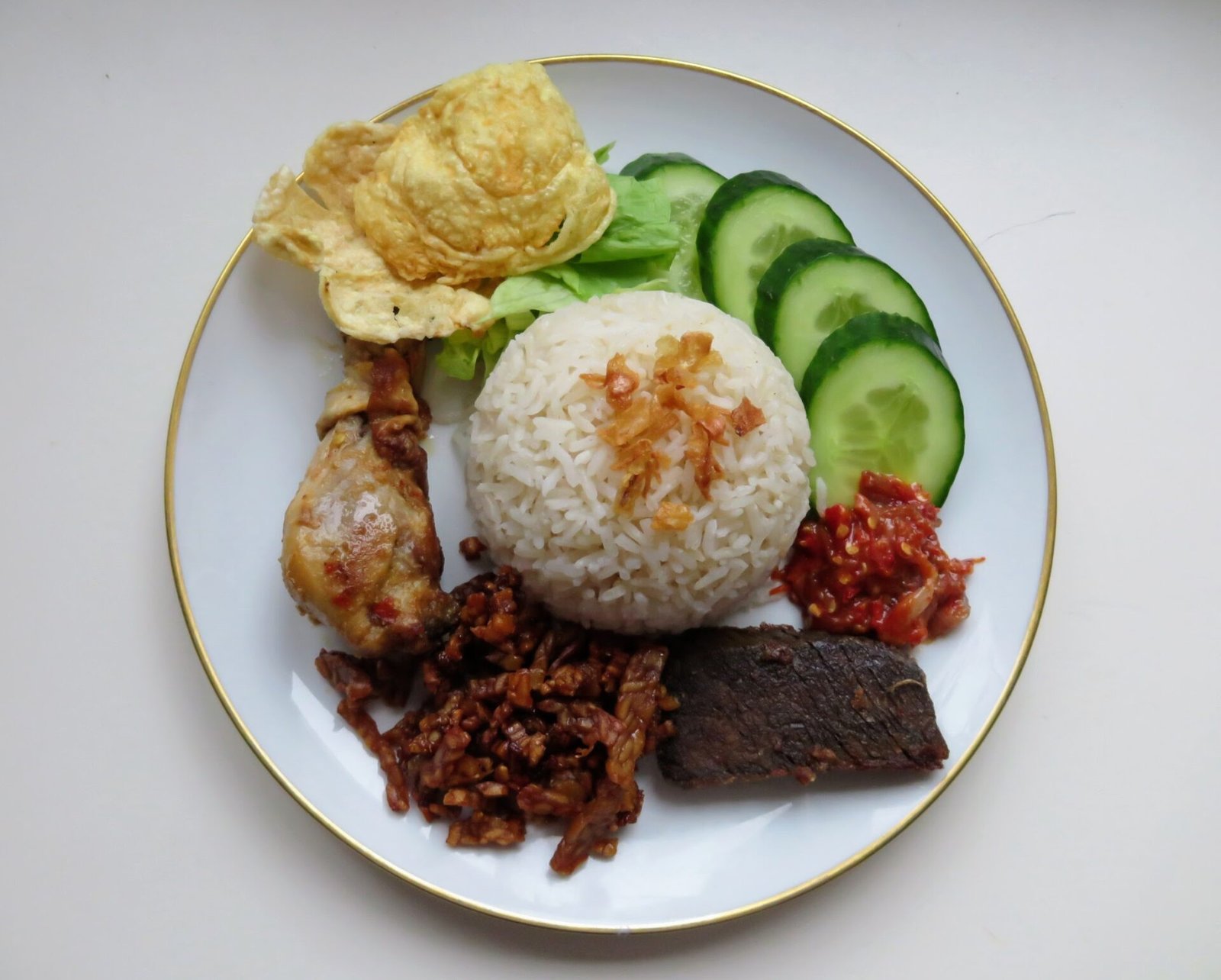 Nasi Uduk Rezept: Der aromatische indonesische Kokosreis aus Jakarta (inkl. Beilagen-Tipps)