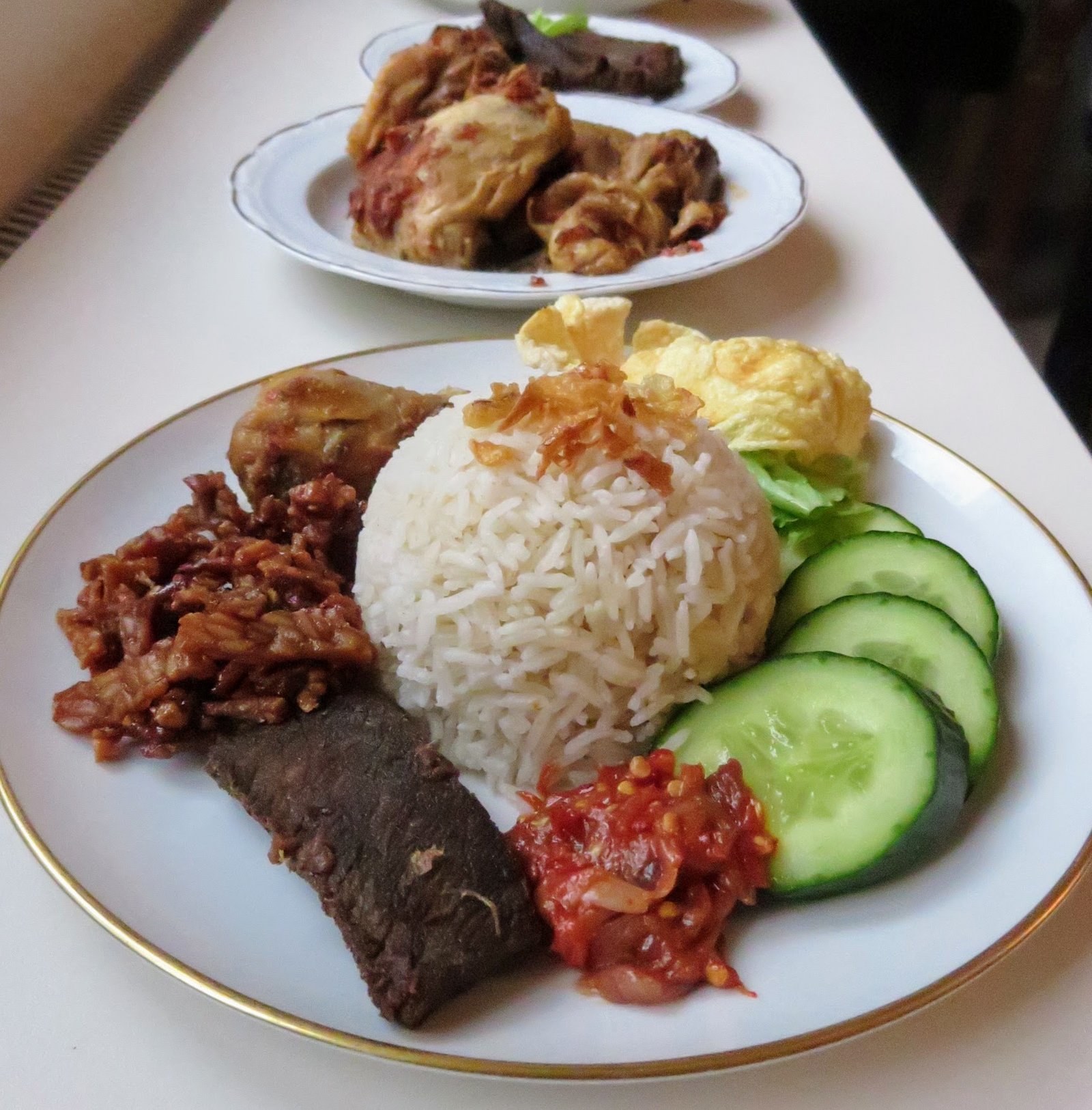 Beilage Nasi Uduk; Empal Daging, Würzig Getrocknetes Rindfleisch