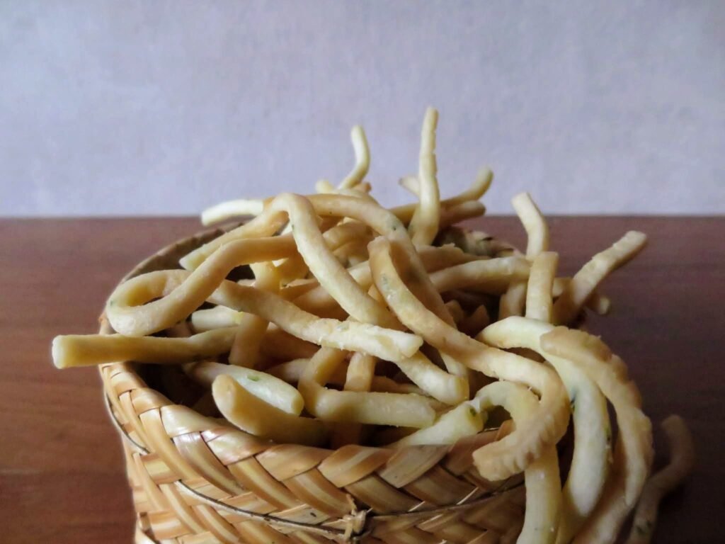 Kue Bawang, Ein Herzhafter Mie Cracker zum Knabbern - Image 1