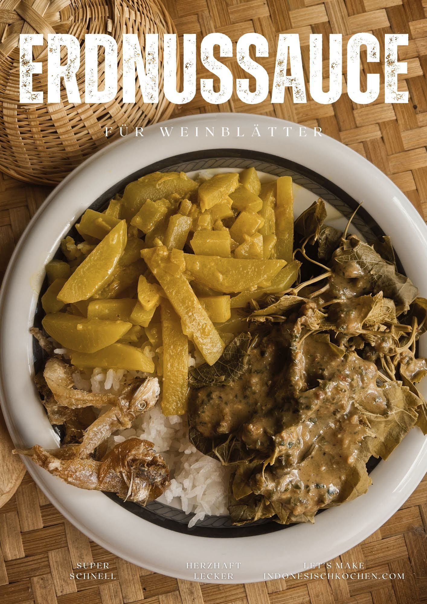 Weinblätter mit würziger Erdnusssauce (Bumbu Pecel)