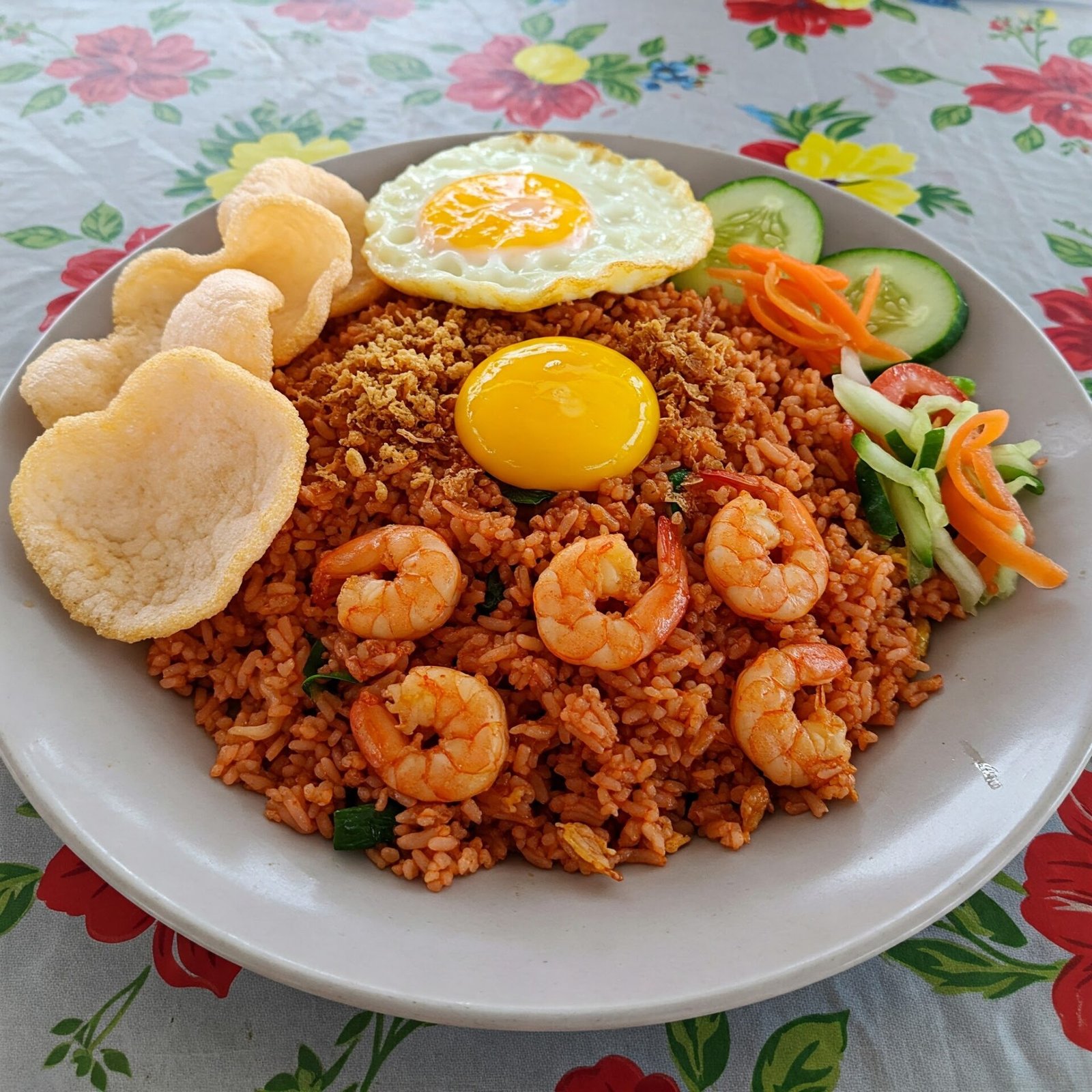 Feuerroter Genuss: Wie du Nasi Goreng Merah aus Ost-Java zuhause zauberst