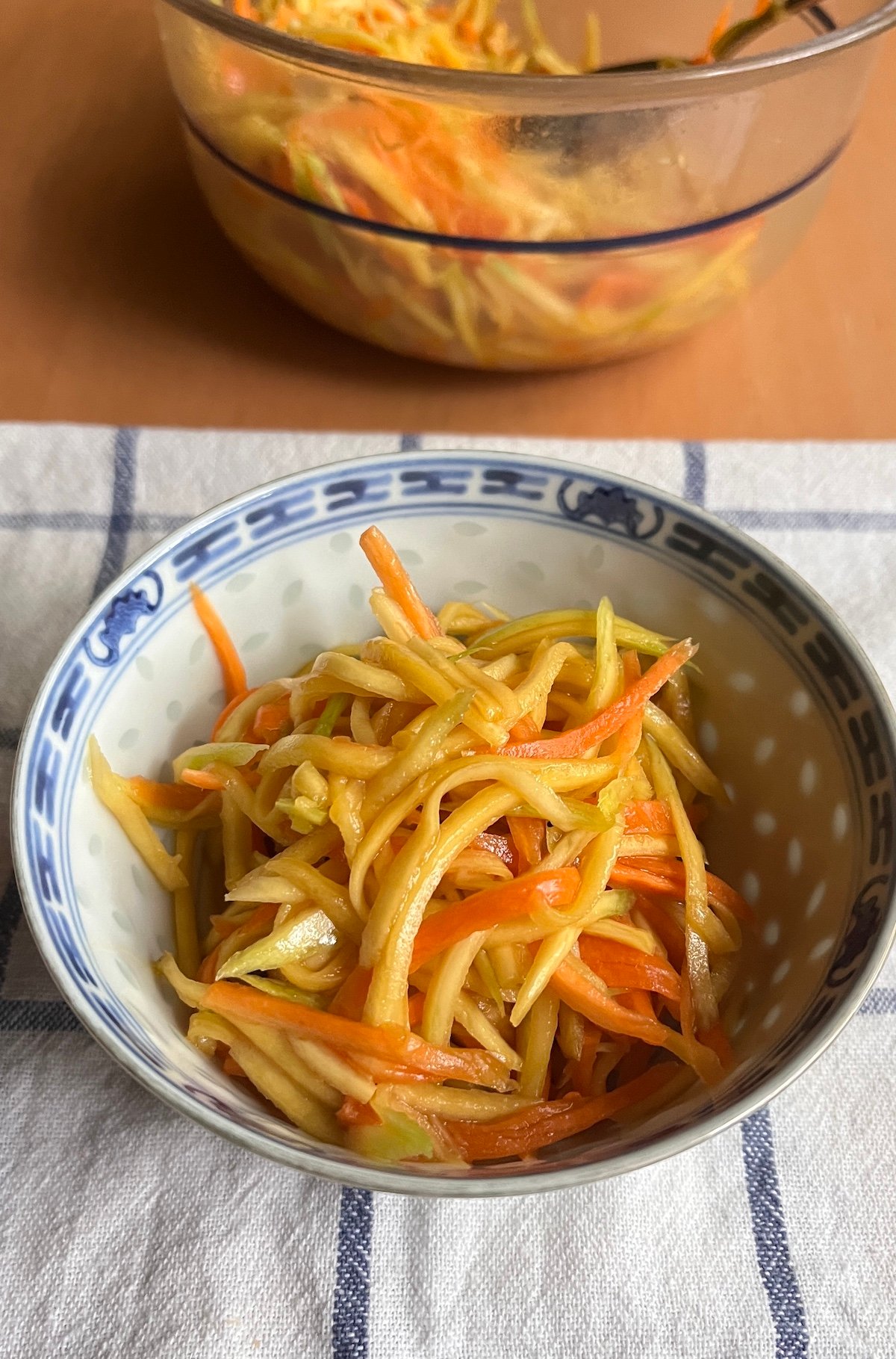 Fruchtig, knackig, exotisch: Mango-Karottensalat wie am Strand von Java