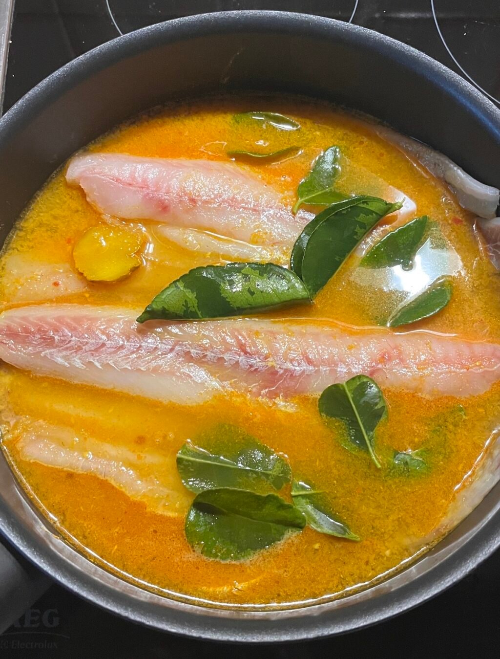 Indonesische gelbe Fischsuppe mit Kurkuma