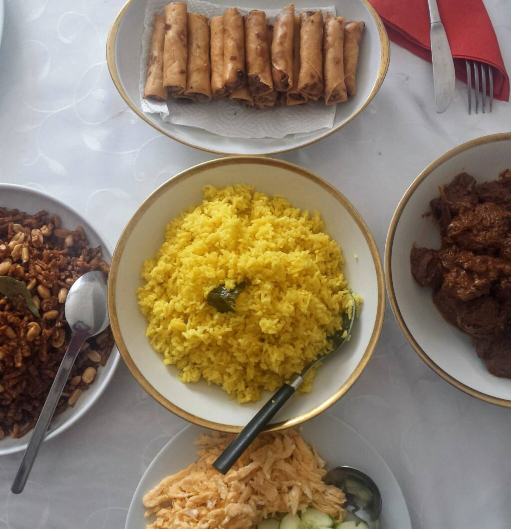 Nasi Kuning Rezept: Der festliche indonesische Kurkuma-Reis mit Kokosmilch