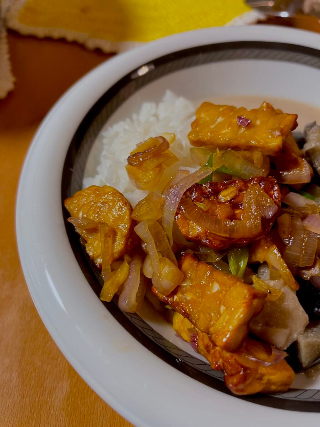 Tempeh in Sojasoße – indonesische Hausmannskost aus dem Warung (auch aus dem Airfryer)