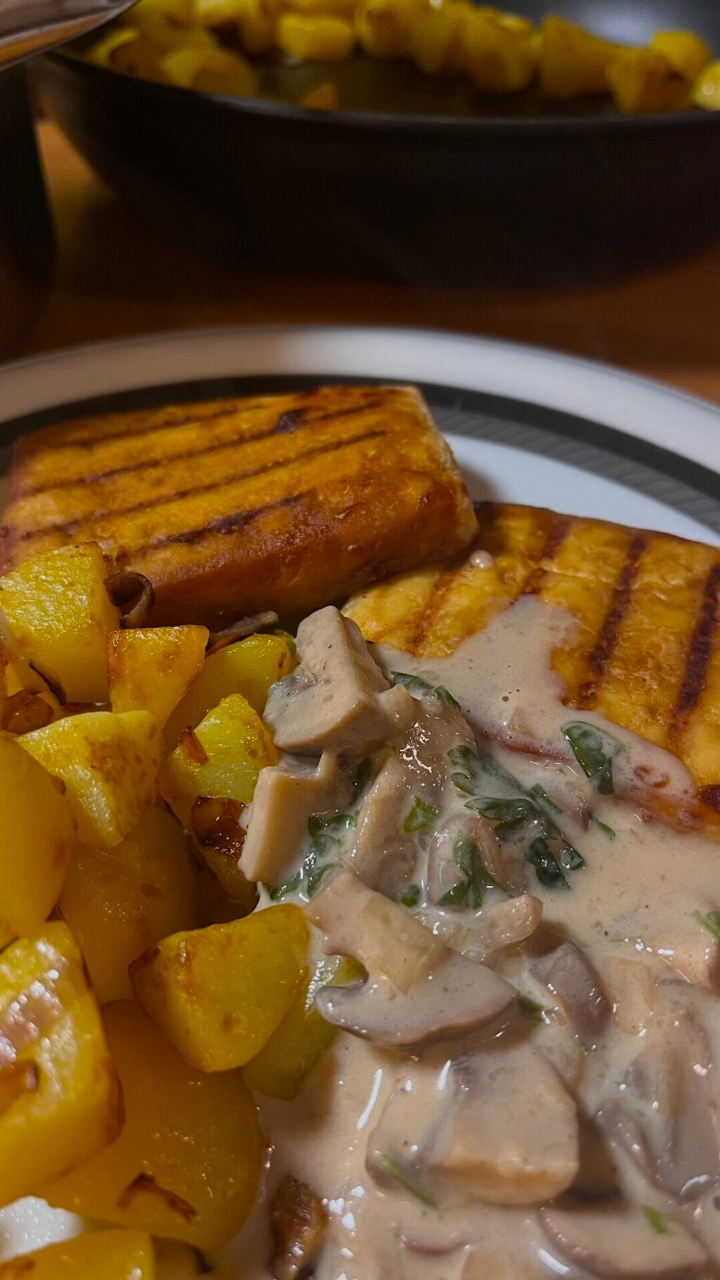 Vegane Champignon-Rahmsoße mit knusprigem Tofu aus der Heißluftfritteuse